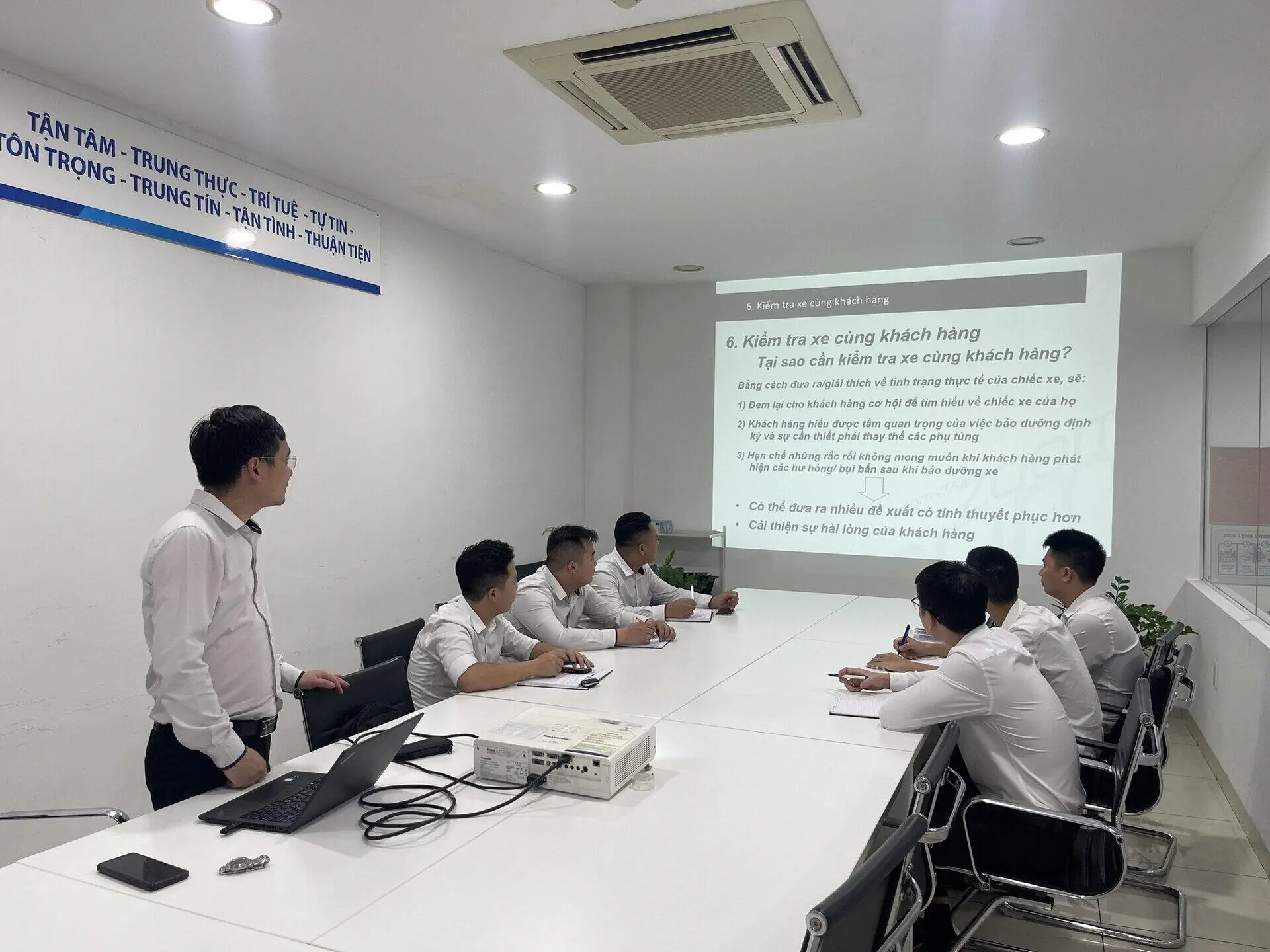 HOẠT ĐỘNG ĐÀO TẠO CHO ĐỘI NGŨ NHÂN SỰ TƯ VẤN DỊCH VỤ